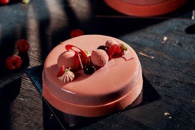 Pastel de Ruby y cereza, con un cremoso de cereza y moelleux de avellana del chef Jurgen Koens de Callebaut